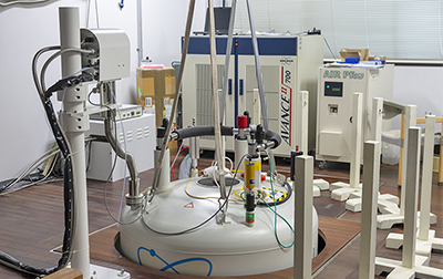 AVANCE 700 MHz Digital NMR System