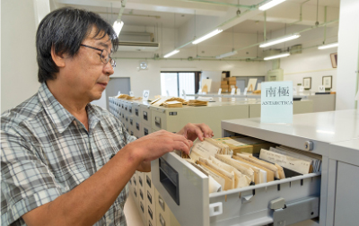 標本庫にて 南極の棚を開く山口教授