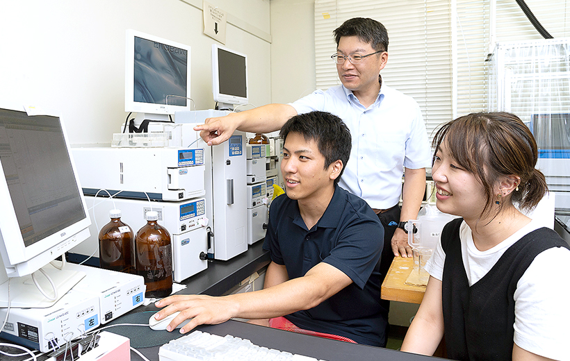 研究室で指導する浮穴教授