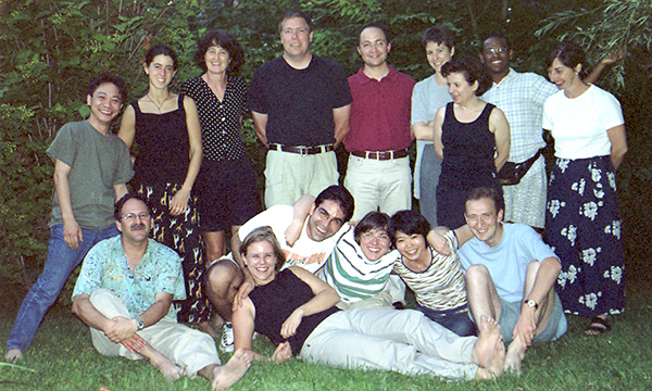 2001年頃、スイス・バーゼル大学、Howard Riezman博士のラボのチームメートと　後列左端が船戸先生、前列左端がHoward Riezman博士